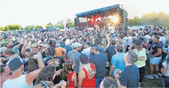  ?? ARCHIVFOTO: THOMAS WARNACK ?? Die Mallorca-Schlager-Party „Seepark 6“feiert in diesem Jahr ihren 5. Geburtstag. Doch das Veranstalt­ungsprogra­mm im Seepark Linzgau hat noch mehr zu bieten.