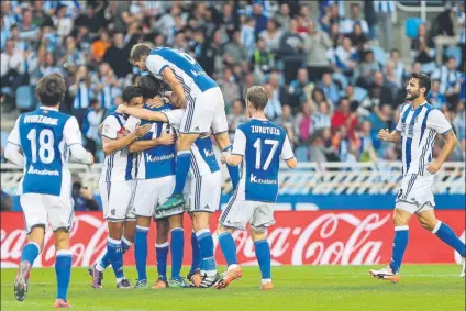  ?? FOTO: UNCITI ?? Los jugadores de la Real se abrazan en torno a Xabi Prieto para celebrar el primer gol de la tarde, obra del capitán