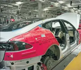  ?? David Butow For The Times ?? TESLA said the dismissals, which news reports estimate at 400 to 1,200, were not layoffs. Some workers at its Fremont, Calif., factory have been trying to unionize.