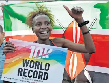  ?? ?? La keniana Agnes Jebet se convirtió en la primera mujer en bajar de 29 minutos en una 10K.