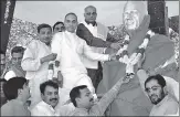  ?? HT PHOTO ?? Charan Singh’s statue draped in a saffron cloth being unveiled by union minister Satyapal Singh and UP minister for irrigation Dharampal Singh at Baraut on Saturday.