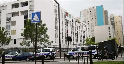  ?? (Photo François Vignola) ?? Des véhicules de la sécurité publique en surveillan­ce, hier après-midi, en lisière du quartier des Moulins.