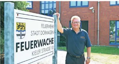  ?? NGZ-FOTO: ANJA TINTER ?? Feuerwehr-chef Bernd Eckhardt vor der Feuerwehr-hauptwache, die bald erweitert werden soll.