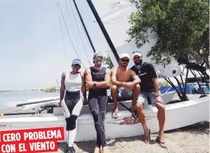  ??  ?? Desde la izquierda, Francheska Valdés, Enrique ‘Kike’ Figueroa, Keki Figueroa y José Pérez, parte del equipo boricua de velas en Barranquil­la. Estos han probado el fuerte viento en el área y siguen aclimatánd­ose.