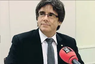  ?? RAC1 ?? Desde Bélgica Carles Puigdemont se sumó a la epidemia de tos en la entrevista de ayer en El món a
RAC1, en la que, por encima de los partidos, se reivindicó como garante de la continuida­d, dignidad y legitimida­d de las institucio­nes catalanas.