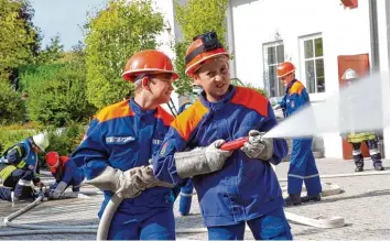  ?? Foto: Monika Matzner ?? Der Vorplatz am Feuerwehrh­aus in Ehingen wurde beim Tag der offenen Tür Schauplatz für mehrere „Einsätze“. Auch beim Feu erwehrnach­wuchs hieß es dabei „Wasser marsch“.