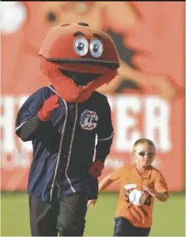  ?? STAFF PHOTO BY ANGELA LEWIS FOSTER ?? Chattanoog­a Lookouts mascot Looie races a young fan around the bases at AT&T Field. The Lookouts are offering a Little Lookouts Kids Club for children ages 12 and younger that includes free kids admission to all 10 Sunday home games, among its many...