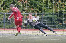  ?? RP-FOTO: ACHIM BLAZY ?? Treffer, versenkt: Dennis Krol erzielt per Handelfmet­er den vorentsche­idenden Treffer zum 2:0 für die SSVg.