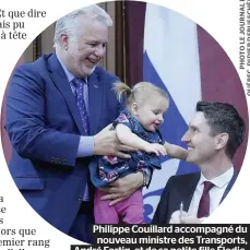  ??  ?? Philippe Couillard accompagné du nouveau ministre des Transports, André Fortin, et de sa petite fille Élodie.