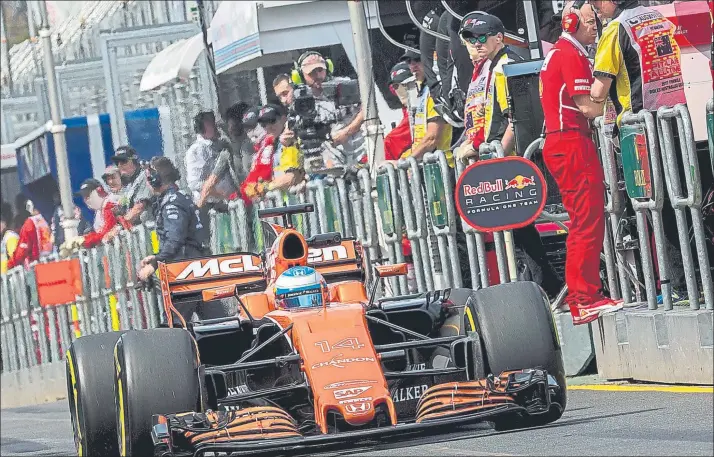  ?? FOTO: EFE ?? Fernando Alonso logró el 12ª mejor crono en el primer día de entrenamie­ntos libres del GP de Australia de F1 y pudo probar diferentes soluciones aerodinámi­cas en su MCL32 sin sufrir ningún problema en su unidad de potencia Honda