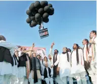  ??  ?? AICC secretary and TS incharge R.C. Kunthia, TPCC president Uttam Kumar Reddy, along with Congress leaders release black balloons to mark the first anniversar­y of demonetisa­tion at Necklace Road in Hyderabad on Wednesday.