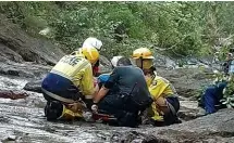  ?? THAMES VOLUNTEER FIRE BRIGADE ?? Emergency services prepare Joe to be winched out of the gully.