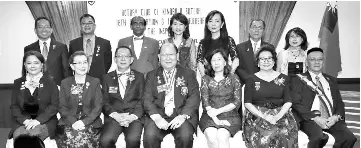  ??  ?? The Rotary Club of Kinabalu Sutera board 2018-2018 with Lee.