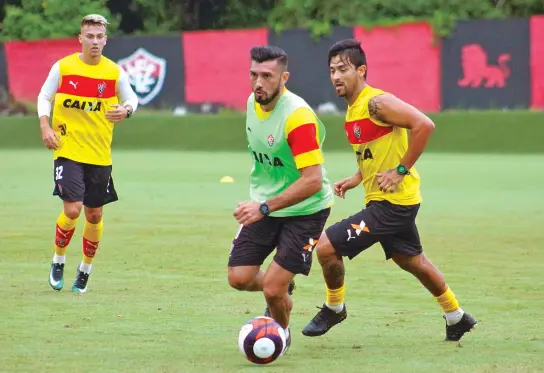  ??  ?? Dátolo treina com bola no Barradão, marcado pelo também argentino Pisculichi, outro de volta aos treinos, e observado pelo garoto Jhemerson