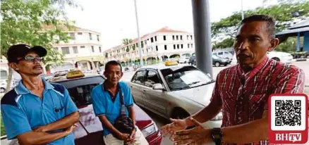  ?? (Foto Mohd Azren Jamaludin /BH) ?? Abdul Razak (kanan) bersama rakan semalam. pemandu kereta sewa ketika ditemui di Terminal Feri Antarabang­sa Kukup,