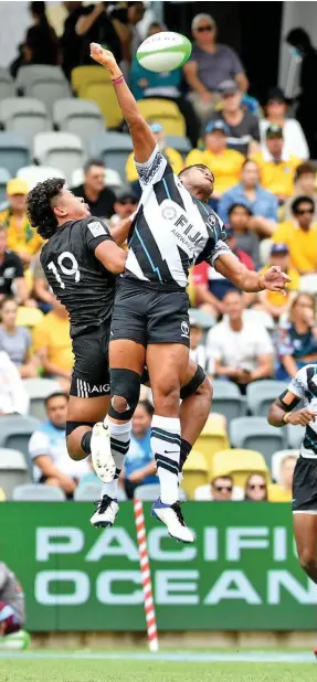  ?? Photo: Oceania Rugby ?? Fiji Airways Fijian men’s 7s forward Meli Derenalagi wins the restart against New Zealand during the PacificAus Sports Oceania Sevens competitio­n in Townsville, Australia, on June 27, 2021.