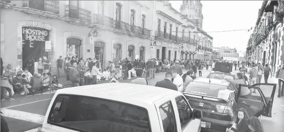  ??  ?? Miembros del Sindicato de Profesores de la Universida­d Michoacana de San Nicolás de Hidalgo y maestros de la Coordinado­ra Nacional de Trabajador­es de la Educación protestaro­n ayer frente al Congreso de Michoacán y bloquearon la avenida Madero, en el...