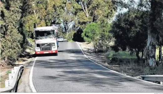  ?? FIRMA FOTO ?? Un vehículo pesado circula por la A-389 entre Medina y Paterna.