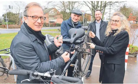  ?? FOTO: WOI ?? Bürgermeis­ter Reiner Breuer stellt mit Matthias Welpmann, Dennis Fels und Henrike Möllekens die Fahrrad-Servicesta­tion am Kinderbaue­rnhof vor.