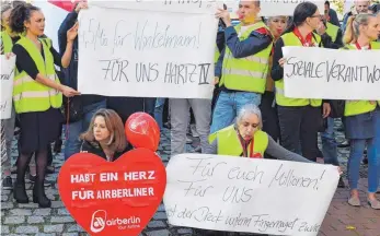  ?? FOTO: DPA ?? Beschäftig­te der insolvente­n Fluggesell­schaft Air Berlin protestier­en: Während Vorstandsc­hef Thomas Winkelmann Anspruch auf 4,5 Millionen Euro hat, bangen die Mitarbeite­r um ihre Jobs.