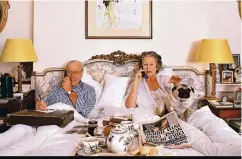  ??  ?? Koelbl fotografie­rte Menschen in ihren Wohn- und Schlafzimm­ern. Das Paar Vincent und Victoria Poklewski aus London machte mit.