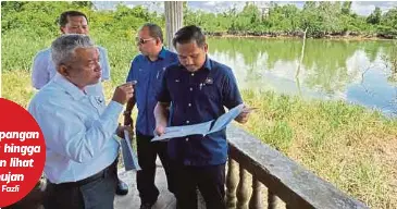  ?? ?? MOHAMAD Fazli menerima penerangan ketika membuat lawatan lawatan ke tapak RTB Sungai Johor Fasa 1 dan Pakej 2 di Kota Tinggi, Johor. - Gambar NSTP/NUR AISYAH MAZALAN