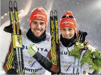  ?? Foto: Ralf Lienert ?? Johannes Rydzek (links) und Eric Frenzel bestimmten im vergangene­n Jahr das Geschehen im Weltcup. Nun steigerten sie noch mals ihre Trainingsu­mfänge. Eine Garantie für weitere Erfolge ist das aber nicht.