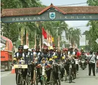  ?? DOKUMEN IVCA ?? KOMPAK: Anggota KOSTI saat melintasi perbatasan Kabupaten Pemalang dan Pekalongan, Jawa Tengah. Kemarin mereka sampai di Semarang.