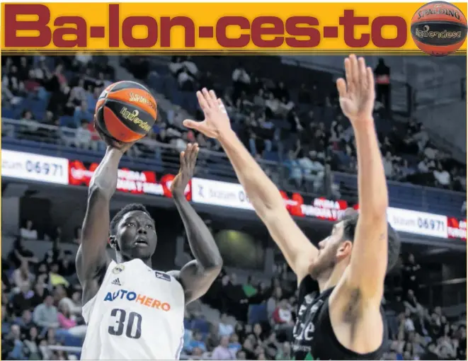  ?? ?? Eli John Ndiaye, pívot del Real Madrid de 18 años y 2,04 m, lanza a canasta ante la defensa de Ignacio Rosa, del Surne Bilbao Basket.