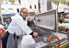  ?? RP-FOTO: JÖRG KNAPPE ?? Erstmals beim Bürgerfest des Südstadtso­mmers dabei: eine historisch­e Gulaschkan­one. Annette Janßen hatte reichlich zu tun.