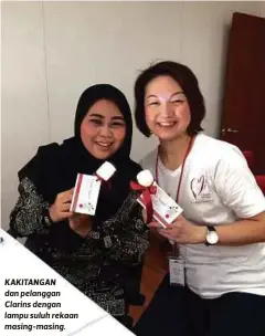  ??  ?? KAKITANGAN dan pelanggan Clarins dengan lampu suluh rekaan masing-masing.