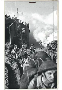  ??  ?? Britiske tropper og køretøjer fra 8th Army 46th Division landede på en strand i Salerno den 9. september 1943. Først mødte de kun lidt modstand, men brohovedet blev efterfølge­nde udsat for voldsomme angreb.