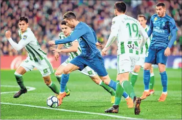  ??  ?? Real Madrid's Portuguese forward Cristiano Ronaldo (C) fights for the ball with Real Betis' defender Marc Bartra (2L) during the Spanish league football match at the Benito Villamarin stadium in Sevilla.
