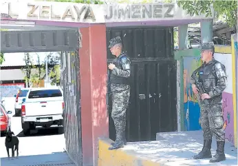  ?? FOTO: EL HERALDO ?? En vAuios ColEgios DE lA CAtitAl yA hAy tuEsEnCiA DE E(ECtivos DE lA PoliCíA MilitAu.