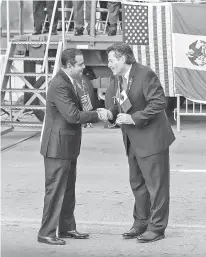  ??  ?? Enrique Rivas, alcalde de Nuevo Laredo, y el mayor de Laredo, Pete Saenz, estrecharo­n los lazos de amistad. Cortesía
