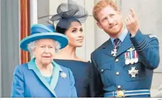  ?? EFE ?? La reina Isabel de Inglaterra y los duques de Sussex, en el último desfile ‘Trooping the Colour’.