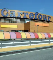  ??  ?? La crisi degli iper Carrefour intanto riduce gli spazi a Marcon