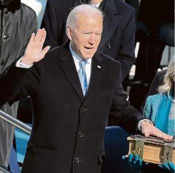  ?? Foto: Profimedia ?? Přísaha na Bibli Joe Biden včera při slavnostní inauguraci před budovou amerického Kongresu ve Washington­u odříkal s rukou na Bibli přísahu a stal se tak 46. prezidente­m v historii Spojených států.