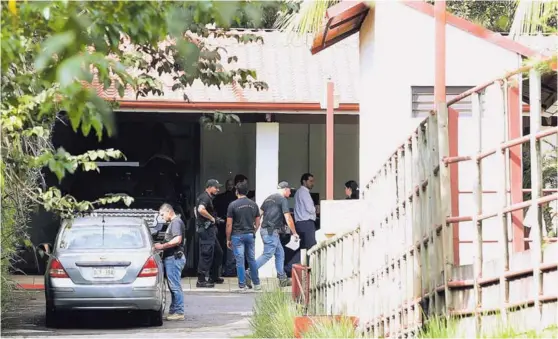  ?? GRACIELA SOLÍS ?? El empresario Juan Carlos Bolaños durante el allanamien­to a una de sus propiedade­s en Atenas, Alajuela.
