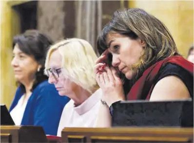  ?? Quique García / Efe ?? La vicepresid­enta de Junts y secretaria segunda de la Mesa del Parlament, Aurora Madaula, a la derecha..