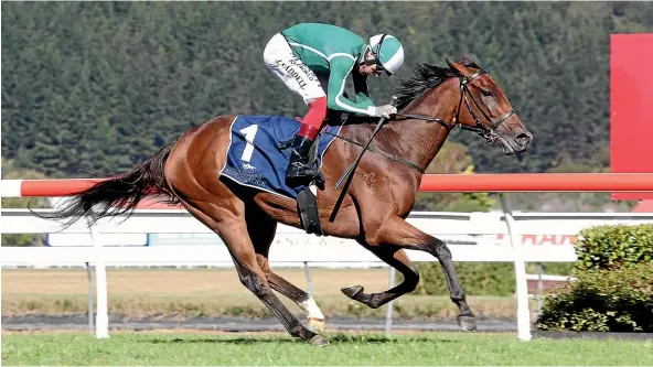  ?? TRISH DUNELL ?? Jennifer Eccles and rider Jason Waddell cruise home in the New Zealand Oaks yesterday.