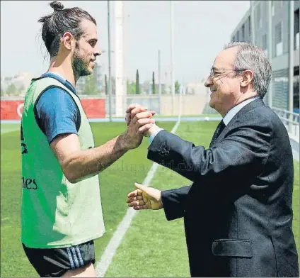  ?? FOTO: REALMADRID.COM ?? Florentino saludó sonriente a Bale en la sesión del sábado en Valdebebas El galés, una apuesta personal del presidente