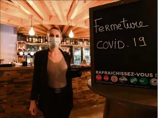  ?? (Photo Sophie Louvet ?? Les bars resteront fermés pendant six semaines, tandis que les restaurant­s devront cesser totalement leur activité à  heures. Coup de massue pour les profession­nels.