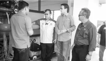  ??  ?? Nanta (second left) is briefed by an officer from Rural Water Supply Department while Dennis (second right) and Liwan (right) listen.