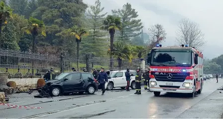  ??  ?? Distrutte I soccorsi in azione a Sarnico subito dopo il terribile schianto. Sopra a destra, l’auto del giovane morto