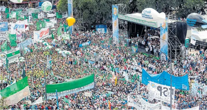  ?? EMMANUEL FERNÁNDEZ ?? Palco. Los militantes del sindicato de Camioneros coparon el centro del acto en la 9 de Julio y a sus costados ubicaron a los gremios de la CTA.