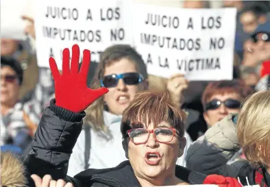 ?? EFE ?? Concentrac­ión ante el Palacio de Justicia de Navarra en apoyo a la víctima de la presunta violación.