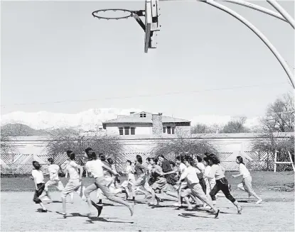  ??  ?? Mädchen des Lycée Malalai in der afghanisch­en Hauptstadt Kabul beim Sport im Jahr 1963. Die von Frankreich geförderte Schule gibt es noch heute, die Mädchen sehen allerdings anders aus.