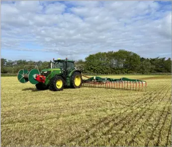  ?? (image credits: Davie Robertson) ?? John Deere 6155R complete with 15m SlurryKat dribble bar