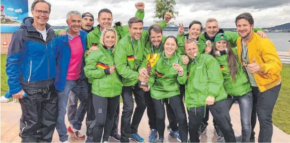  ?? FOTO: TEAM LINDAU ?? Sie haben den Pokal: Das Lindauer Team mit Teamkapitä­n Matthias Steiner (rechts) und dem Lindauer Arzt Hans-Jochen Hesseln (links) gewinnt die Große Drei-Länder-Show.